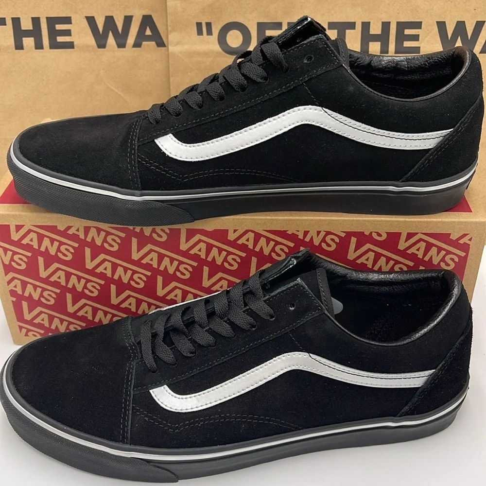 Vans Men’s Black and White Sneakers Old Skool
Metallic Black
VN000CTERMA - Picture 2 of 16